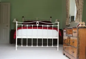 Das ruhige 270 Jahre alte Steinhaus wurde auf hohem Standard renoviert und befindet sich auf einem 3 Hektar großen Grundstück - Image 4