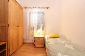 Holiday apartment with pool - Image 5