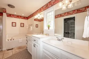 HDTV, WIFI. 3 BAD, 3 Schlafzimmer, 1 Ebene, Haus mit Kingsize-Bett, Whirlpool und begehbarer Dusche im Master - Image 4