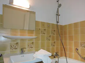 Elegante appartamento per 4 ospiti con WIFI, piscina, TV e balcone - Image 4