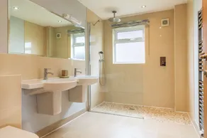 KingFisher Hot Tub & log Burner house on Premium lakeside with Resort Facilities - Image 4