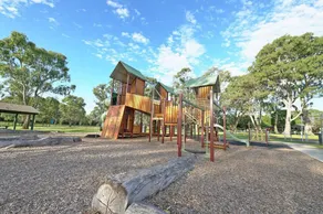 Best Location Entire House Huge parkland doorstep - Image 4