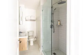 Prime location in town w parking! Walk to beach, shops & harbor-Sleeps 9 - Image 5