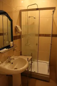 Apartment Royale Hotel - Guest Room - near Kalakuta Museum - Image 5