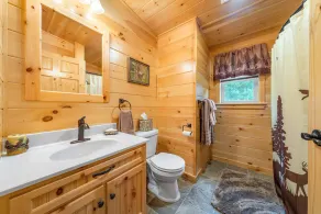 Log Haven: Privat 3 soveværelse bjælkehytte, 6 sovepladser, AC, medie værelse, kæledyr velkomne! - Image 3
