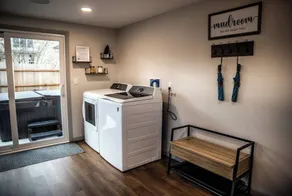Hot tub, king beds, sleeps up to 8, walking distance to downtown Sugarcreek - Image 2