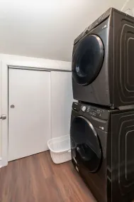 Beautiful Renovated Townhome w/parking - Image 3
