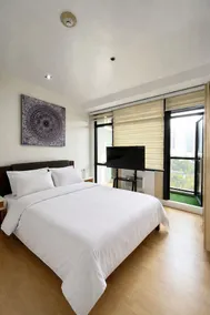 STAYLUXIA - GRAMERCY - Luxury Two Bedroom Junior Suite with 2 Balconies, FREE Amenities, Pool, Gym, Netflix - Housekeeping Available - Image 5