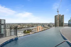 Cosy 1-Bed with River Views, Pool, Gym  BBQ - Image 5