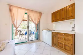 Holiday apartment with pool - Image 5