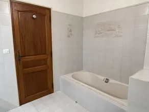 Midt i en olivenlund sover huset 6/8 med privat pool - Image 3