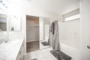 Maison relaxante avec 4 chambres, piscine et bain à remous! - Image 2
