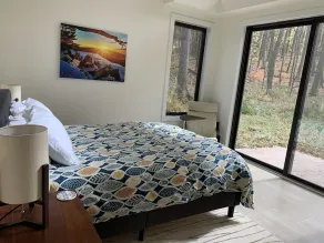 Belle nouvelle maison contemporaine sur un terrain boisé calme à quelques minutes du lac Devils - Image 4