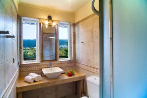 Top floor suite near to the town and close to the beach - Image 4