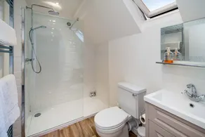 3 BR Central Cowes, Sleeps 8, Sea Views, free parking, ferry voucher LONG TERM DEALS AVAILABLE - Image 2