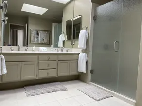Light and Bright, 2 bed, 2 bath condo on the west 8th fairway at Monterey CC - Image 3