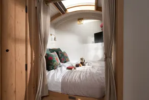 Willow Hideaway-Shepherd Hut, Hot Tub, Wood Burner - Image 5