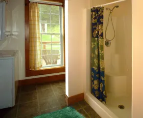 Quiet - Romantic - Secluded Cottage on Lake - Image 3