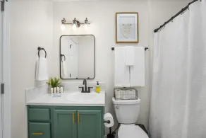 Private Newly Renovated modern loft studio with Free Parking, AC/Heat and WiFi  - Image 5