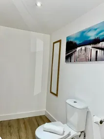 Modern and Stylish 2 Bedroom Apartment FREE PARKING - Image 3