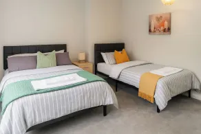 2 Bed Home - Parking Wifi Smart Tv - Image 5