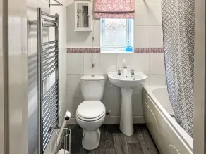 2 bedroom accommodation in Bridlington - Image 2