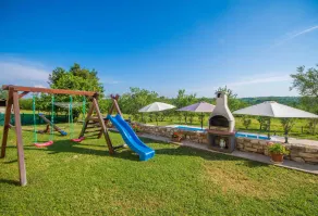 Jardín privado y seguro de 5000 m2, piscina, parque infantil, a solo 9 km del mar. - Image 3