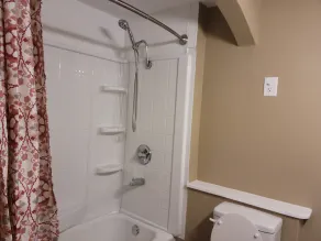 Warm & welcoming 1 bedroom apartment with patio - Image 3