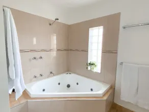 BASK - Great Location. 100m from cafes & shops. 150m from beach! - Image 2