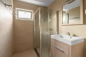 Modernly Furnished Holiday Home for 6 People - Image 3