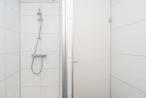 Njut av en modern inredd chalet som ligger i utkanten av parken med fri utsikt. N - Image 2