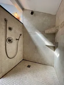 Private-Spacious-Hot Tub-King Bed-Games Room - Image 2