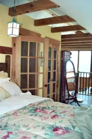 Jaw-Dropping Coastal Mountain & Ocean View Post & Beam Log Getaway - Image 5