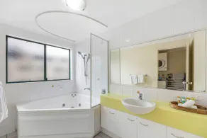 Sunshine Towers 3 Bedroom Ocean Side Apartment - Image 4