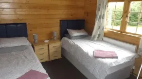 Spacious 3 bedroom cabin at Avonvale Holiday Lodge - Image 5