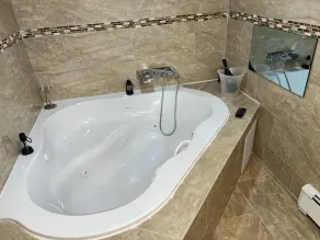 Luxurious home with jacuzzi with tv and pool table and - Image 4
