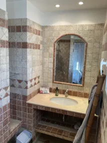Pleasant, sunny 6-bed villa - Image 2