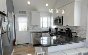 💎 Charming Bungalow with Loft - CLOSE TO THE BEACH! Sleeps 4-5 - Image 5