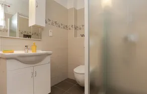 Three-Bedroom Holiday Home In Dugogabe - Image 3