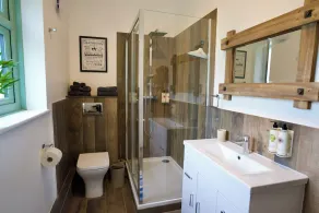 Tring Grange Cottage Sleeps 2 with Onsite Parking - Image 2