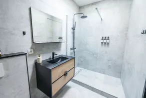 Near City Center, 2BR Apartment for 6 with Huge Living Room, TV & WiFi - Image 3