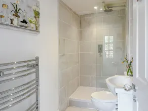 1 chambres à coucher à Ashbourne - Image 2