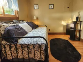 Peaceful cozy cabin, with fireplace, on 30 acre farm. Near wineries and shopping - Image 5