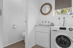 Spacious 3-Bed Townhouse with Courtyard - Image 5