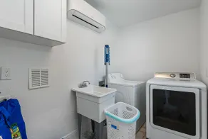 8 minutes from the AIRPORT~ New SaL POOL - WiFi 1gbps/free Parking... BBQ - Image 2