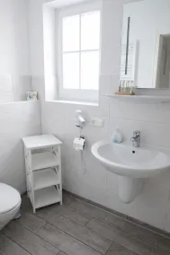 Bright apartment with direct access to the garden - Image 3