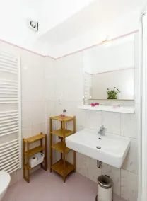 Enjoy a quite location in a private house , 10 minutes from the city center - Image 4