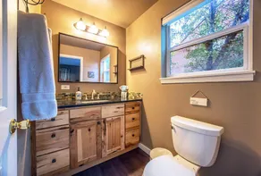 Devon Court - Adorable Remodeled, Quiet, Near Town, Fenced Yard, Pet Friendly - Image 4