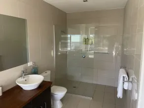 Ocean views, 5min walk to beach/playground, easy 10min walk to shops - Image 2