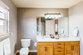 Dog-friendly charmer with an enclosed yard, fireplace, jetted tub, W/D, and AC - Image 3